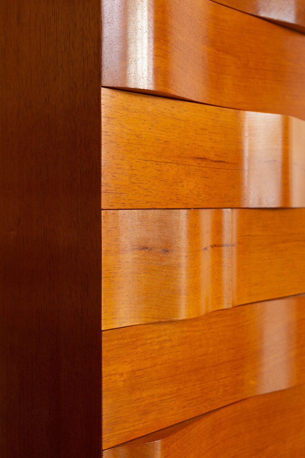 Piece with 18 drawers in Brazilian cedar.